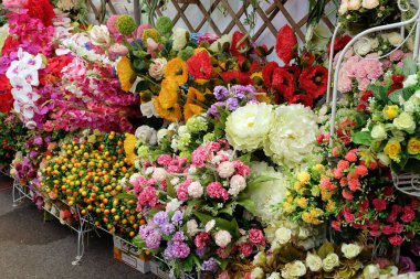 Plastik çiçeklerin güzel renkleri. Renkli Yapay Çiçek