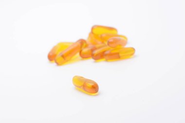 Beyaza izole edilmiş vitamin haplarını kapat