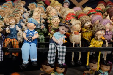 Yerel pazarda kil figürler ve oyuncaklar