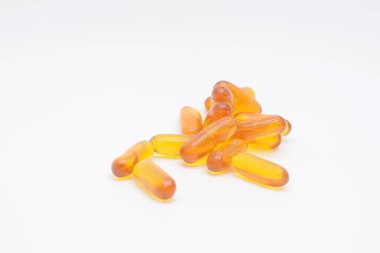 Beyaza izole edilmiş vitamin haplarını kapat