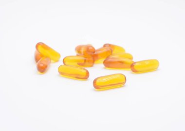 Beyaza izole edilmiş vitamin haplarını kapat