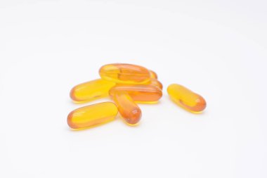 Beyaza izole edilmiş vitamin haplarını kapat