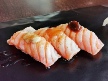 Siyah tabakta lezzetli taze suşi.