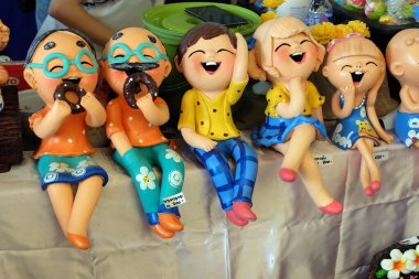 Yerel pazarda kil figürler ve oyuncaklar