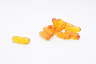 Beyaza izole edilmiş vitamin haplarını kapat