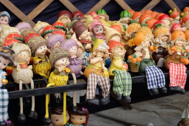 Yerel pazarda kil figürler ve oyuncaklar