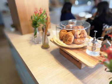 Keklerle süslenmiş güzel bir masanın yakın plan fotoğrafı.