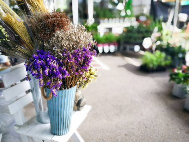 Bahçedeki çiçekler