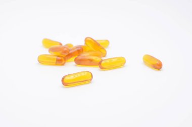 Beyaza izole edilmiş vitamin haplarını kapat