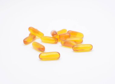 Beyaza izole edilmiş vitamin haplarını kapat