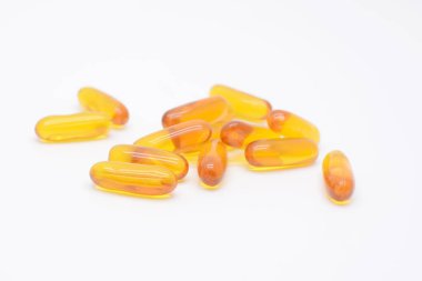 Beyaza izole edilmiş vitamin haplarını kapat