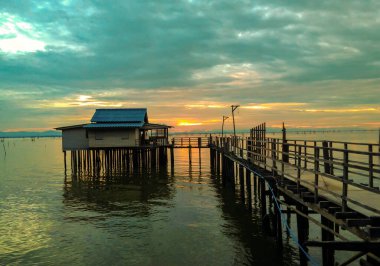 Denizin üzerinde gün batımı