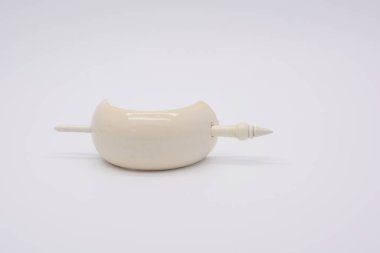 beyaz arkaplanda beyaz alçı ok