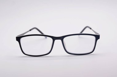 beyaz arkaplanda gözlük