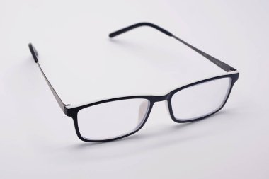 beyaz arkaplanda gözlük