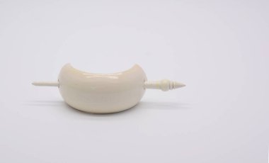 beyaz arkaplanda beyaz alçı ok