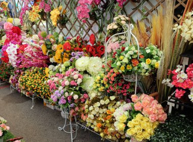 Plastik çiçeklerin güzel renkleri. Renkli Yapay Çiçek