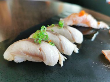 Siyah tabakta lezzetli taze suşi.