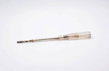 Beyaz arkaplanda bir tornavida