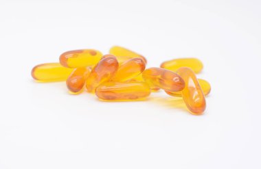 Beyaza izole edilmiş vitamin haplarını kapat