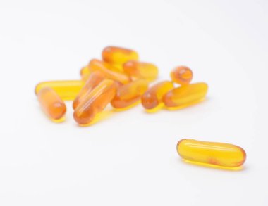 Beyaza izole edilmiş vitamin haplarını kapat