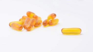 Beyaza izole edilmiş vitamin haplarını kapat