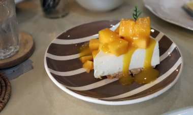 Yüksek açılı lezzetli bir cheesecake tabağında meyveli