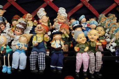 Yerel pazarda kil figürler ve oyuncaklar