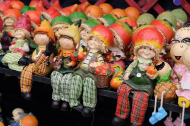 Yerel pazarda kil figürler ve oyuncaklar