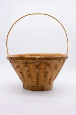 Boş hasır sepet beyaz arkaplanda izole edildi