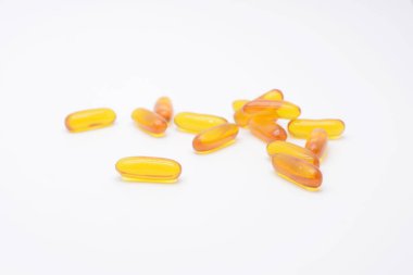 Beyaza izole edilmiş vitamin haplarını kapat