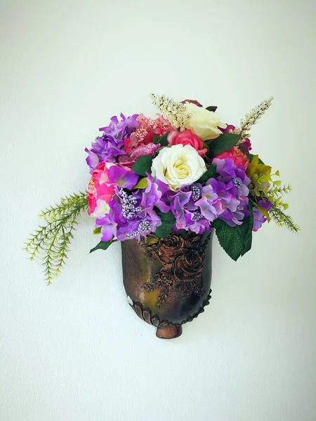 Bouquet Fleurs Dans Vase Sur Fond Blanc — Photo