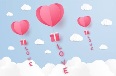 Kalp şeklinde hava balonları mevcut kutularla uçuyor.