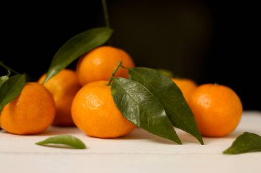  Yapraklı mandalina, turuncu renk.