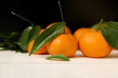  Yapraklı mandalina, turuncu renk.