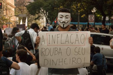 BELO HORIZONTE / MINAS GERAIS / BREZİL - 15 Haziran 2013: Brezilya 'nın Belo Horizonte şehrinde daha fazla hak talep eden protesto. Posterde 