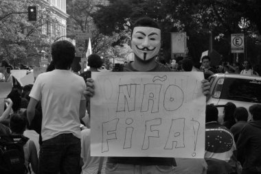 BELO HORIZONTE / MINAS GERAIS / BREZİL - 15 Haziran 2013: Brezilya 'nın Belo Horizonte şehrinde daha fazla hak talep eden protesto. Posterde 