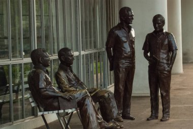 BELO HORIZONTE / MINAS GERAIS / BRAZIL - 15 Haziran 2013: Otto Lara Resende, Fernando Sabino, Paulo Mendes Campos e Hlio Pellegrino heykeli Leo Santana, 2005