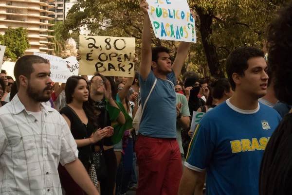 Belo Horizonte Minas Gerais Brazil 2013年6月15日 ブラジルのBelo Horizonteでより多くの権利を要求する抗議 それはオープンバーですか なぜ公共の場でお金を払うのか — ストック写真