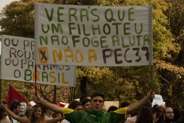 BELO HORIZONTE / MINAS GERAIS / BREZİL - 15 Haziran 2013: Brezilya 'nın Belo Horizonte şehrinde daha fazla hak talep eden protesto. 