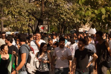 BELO HORIZONTE / MINAS GERAIS / BREZİL - 15 Haziran 2013: Brezilya 'nın Belo Horizonte kentinde daha fazla hak talep eden protesto.