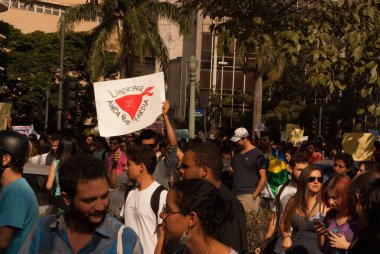 BELO HORIZONTE / MINAS GERAIS / BREZİL - 15 Haziran 2013: Brezilya 'nın Belo Horizonte şehrinde daha fazla hak talep eden protesto. Posterde 