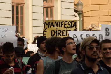 BELO HORIZONTE / MINAS GERAIS / BREZİL - 15 Haziran 2013: Brezilya 'nın Belo Horizonte şehrinde daha fazla hak talep eden protesto. Posterde 