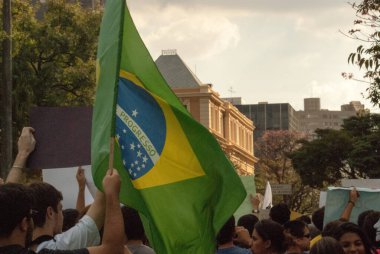 BELO HORIZONTE / MINAS GERAIS / BREZİL - 15 Haziran 2013: Brezilya 'nın Belo Horizonte kentinde daha fazla hak talep eden protesto.