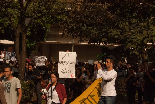 BELO HORIZONTE / MINAS GERAIS / BREZİL - 15 Haziran 2013: Brezilya 'nın Belo Horizonte şehrinde daha fazla hak talep eden protesto. Posterde 