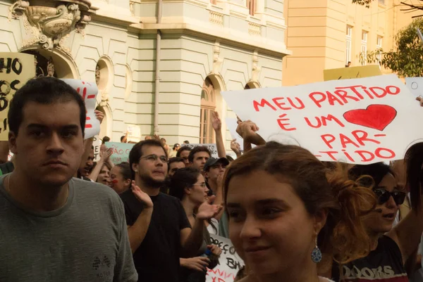 BELO HORIZONTE / MINAS GERAIS / BREZİL - 15 Haziran 2013: Brezilya 'nın Belo Horizonte şehrinde daha fazla hak talep eden protesto. Posterde 