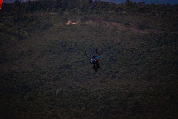 Brezilya 'nın Minas Gerais eyaletinde paragliderler