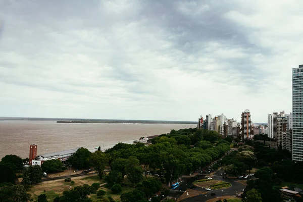 ROSARIO, SANTA F PROVINCE, ARGENTINA - 29 JANUARY 2020: Rosario, Santa Fe, Arjantin 'deki Parana Nehri' nin havadan görünüşü