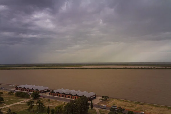 ROSARIO, SANTA F, ARGENTINA İÇİN İspatı 29, 2020: Parana Nehri 'nin havadan görünüşü