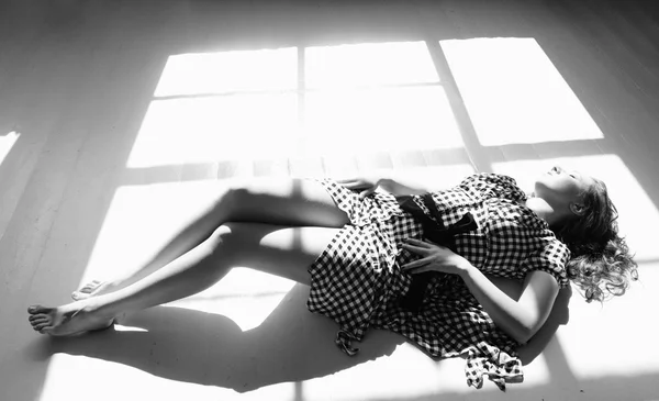 Femeie sexy pe podea în poziție provocatoare — Fotografie, imagine de stoc